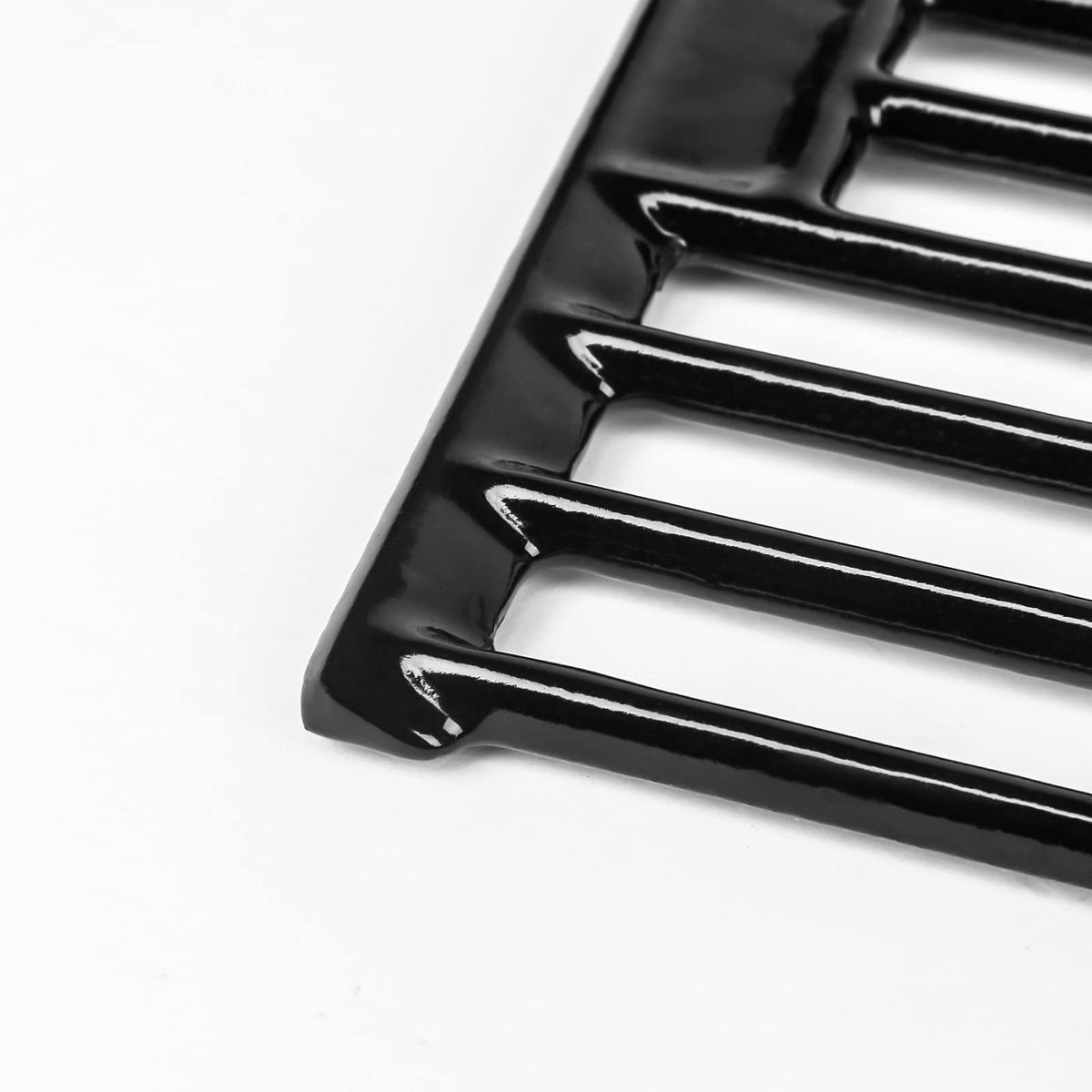 Uniflasy heat-retentive porcelain cast iron grate helps maintain high temps for searing.
