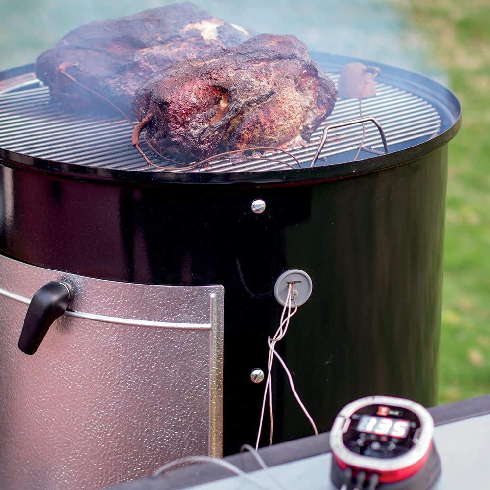 Uniflasy raised side handles simplify grate removal during cooking.