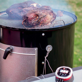Uniflasy raised side handles simplify grate removal during cooking.