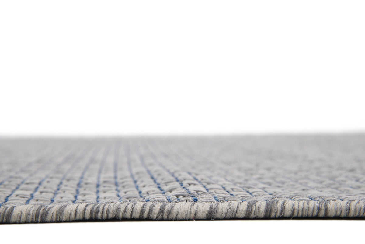 Unique Loom color-contrast light-gray ivory decor elevates any space.