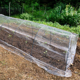 Unves easy-installation netting covers crops quickly and securely.