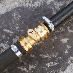Close-up of UNWAVER rustproof brass construction, sturdy and long-lasting.