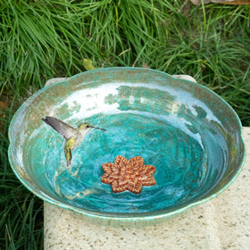 UPSJYJ ceramic bird bath with glazed finish withstands sun and rain.