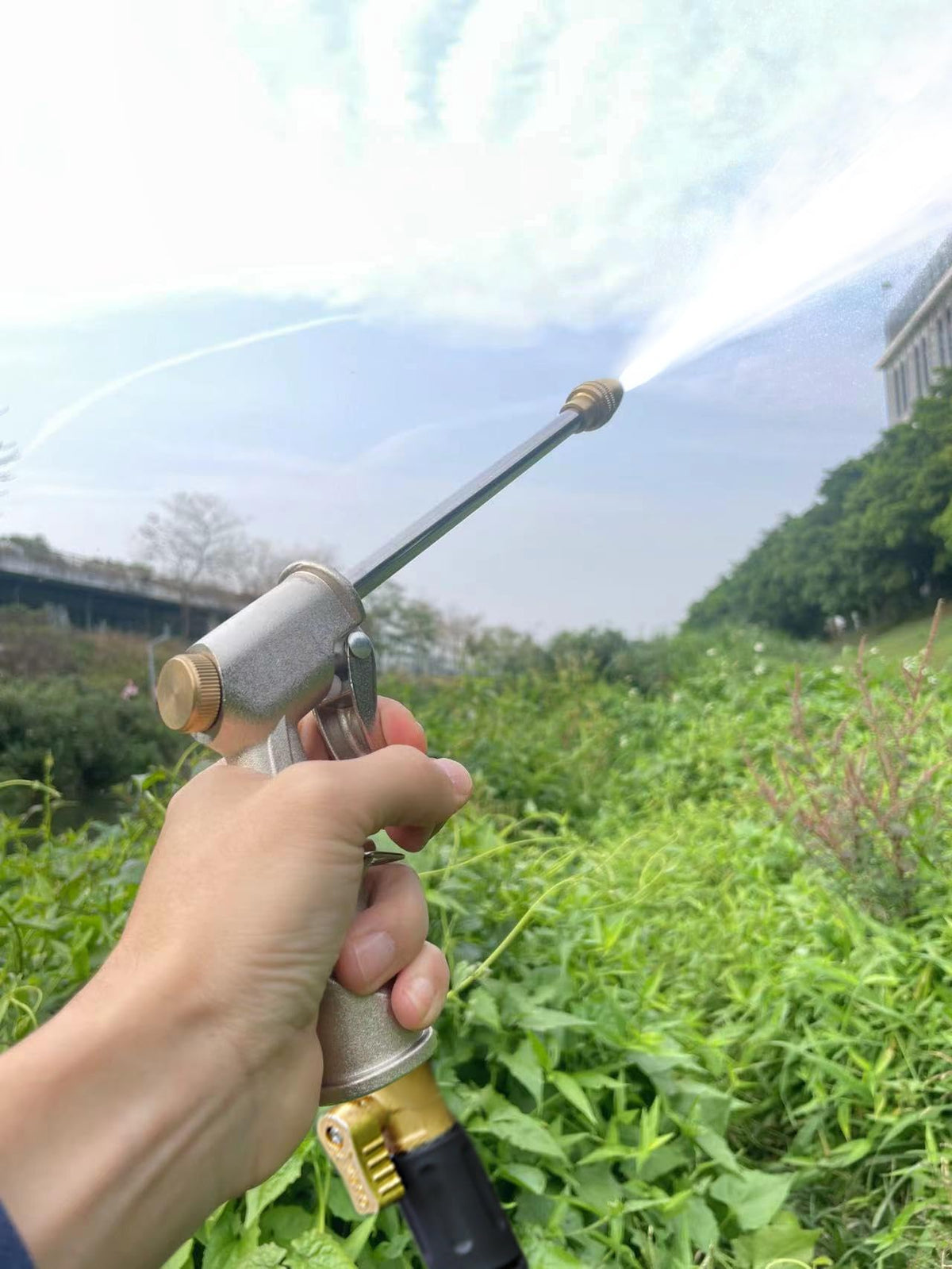 Ustope garden hose nozzle 3-4 inch thread attachment demonstrates quick hose connection
