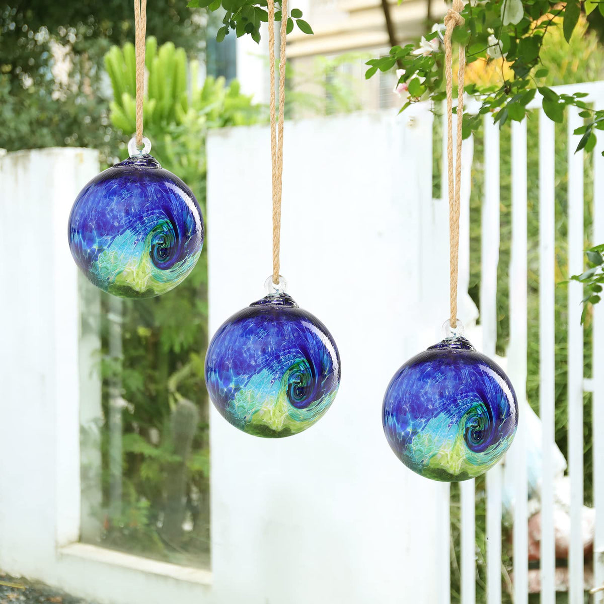 VCUTEKA hanging loop offers easy placement on any string or hook.
