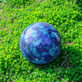 VCUTEKA display-ready gazing ball is easy to place and maintain.