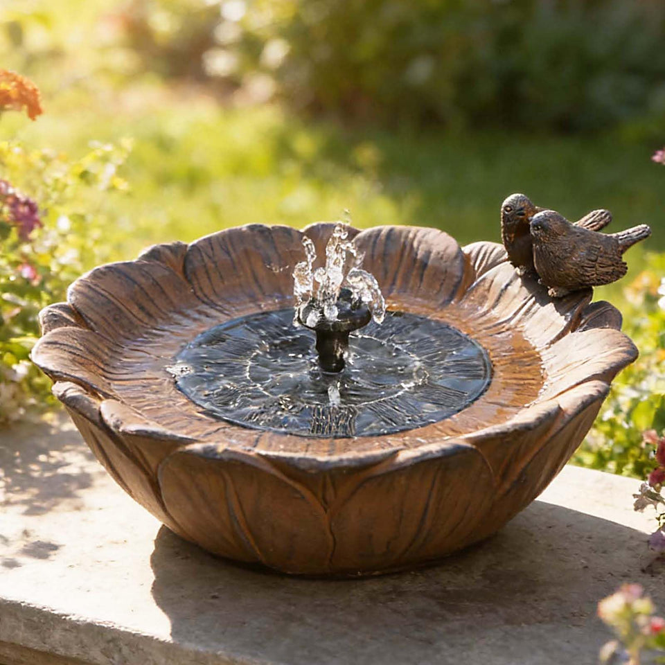 Veflauresi solar bird bath with sunflower design attracts birds and enhances outdoor charm.