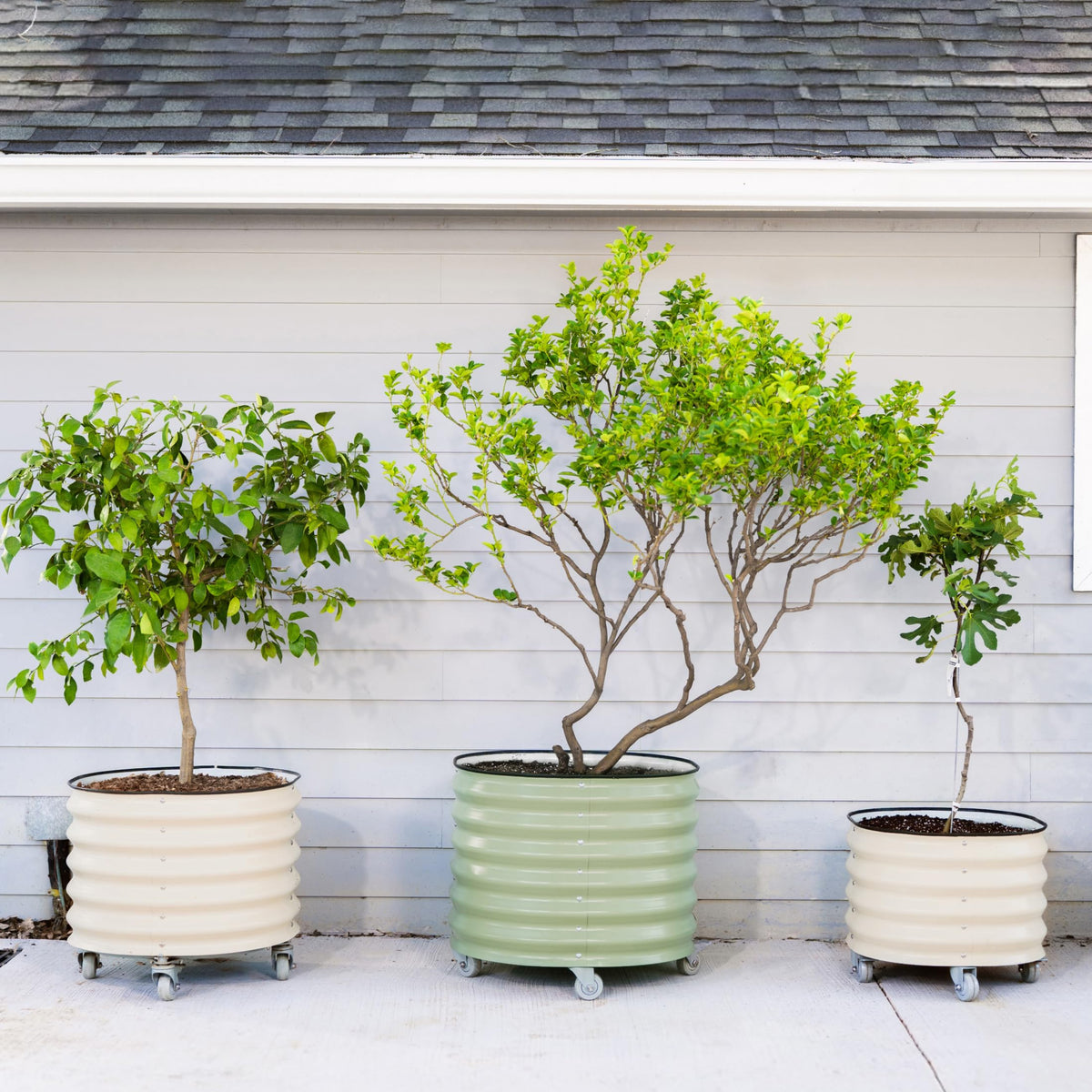 Vego Garden corrosion-resistant metal resists weathering across seasons.