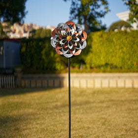 VEWOGARDEN five-prong stake ensures stable, smooth rotation in breezes