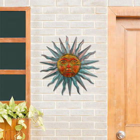 VEWOGARDEN sun-face detail, cheerful focal point for garden walls.