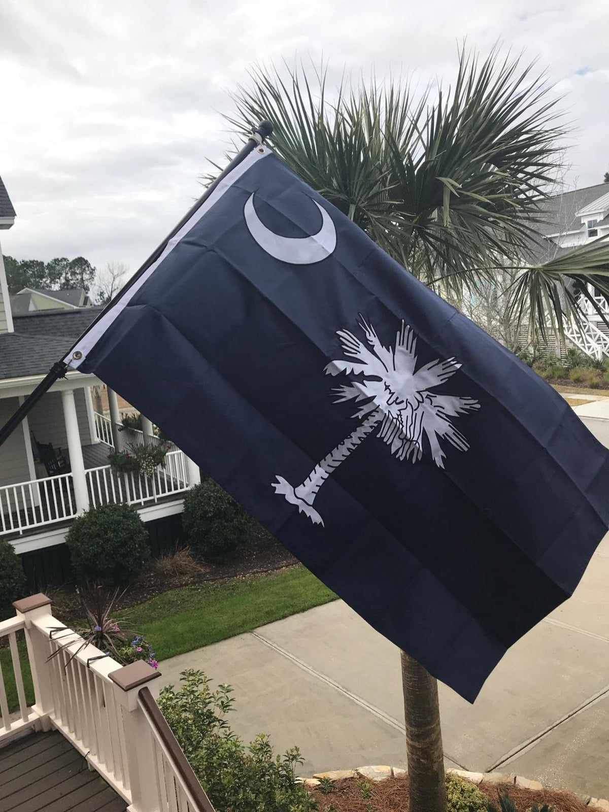 VICDRIA outdoor flag withstands rain and humidity on porches and walls
