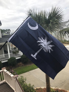 VICDRIA outdoor flag withstands rain and humidity on porches and walls