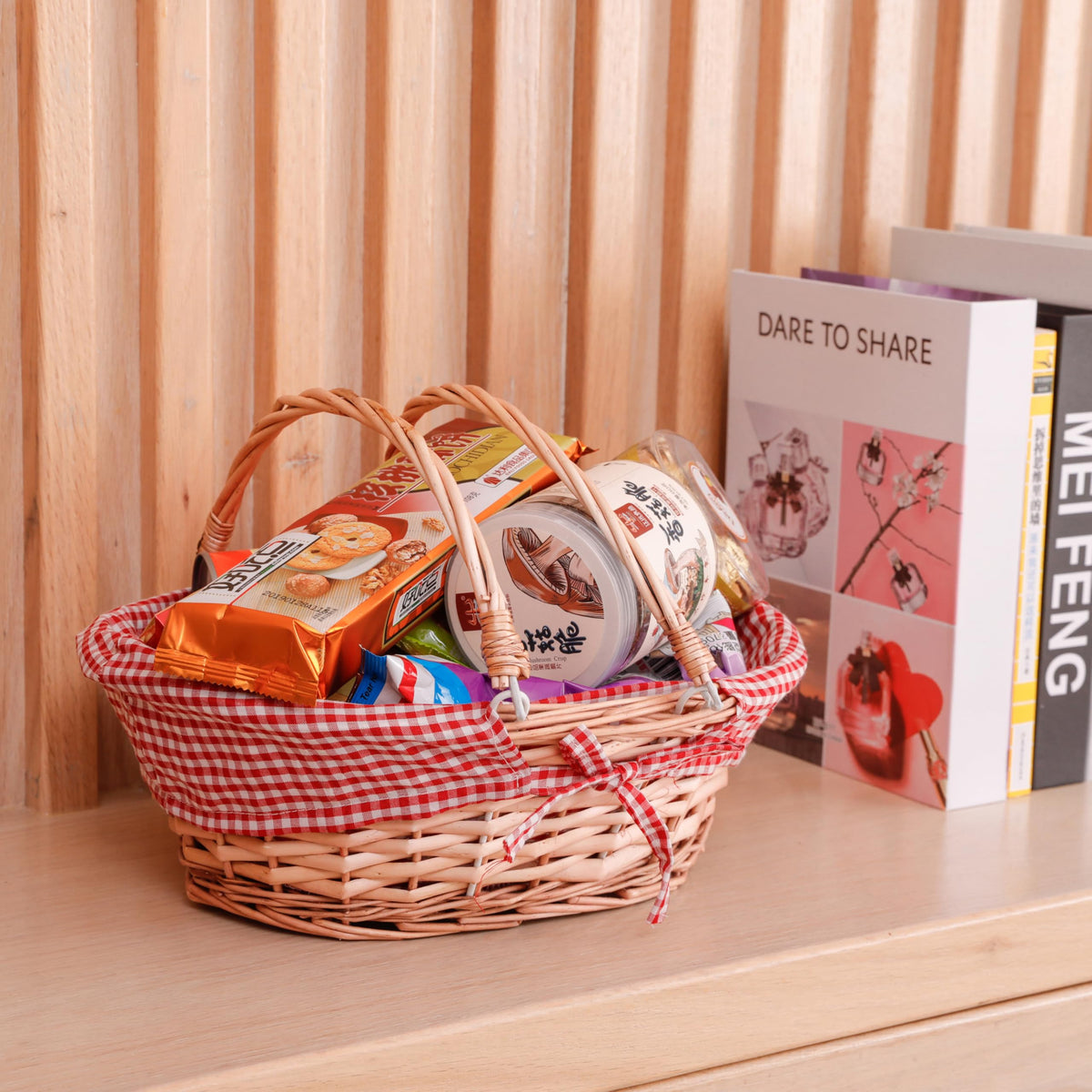 Vintiquewise bread basket shows folding handles for easy carrying.
