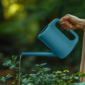VKPLITE long-spout watering can directs water to soil and pots