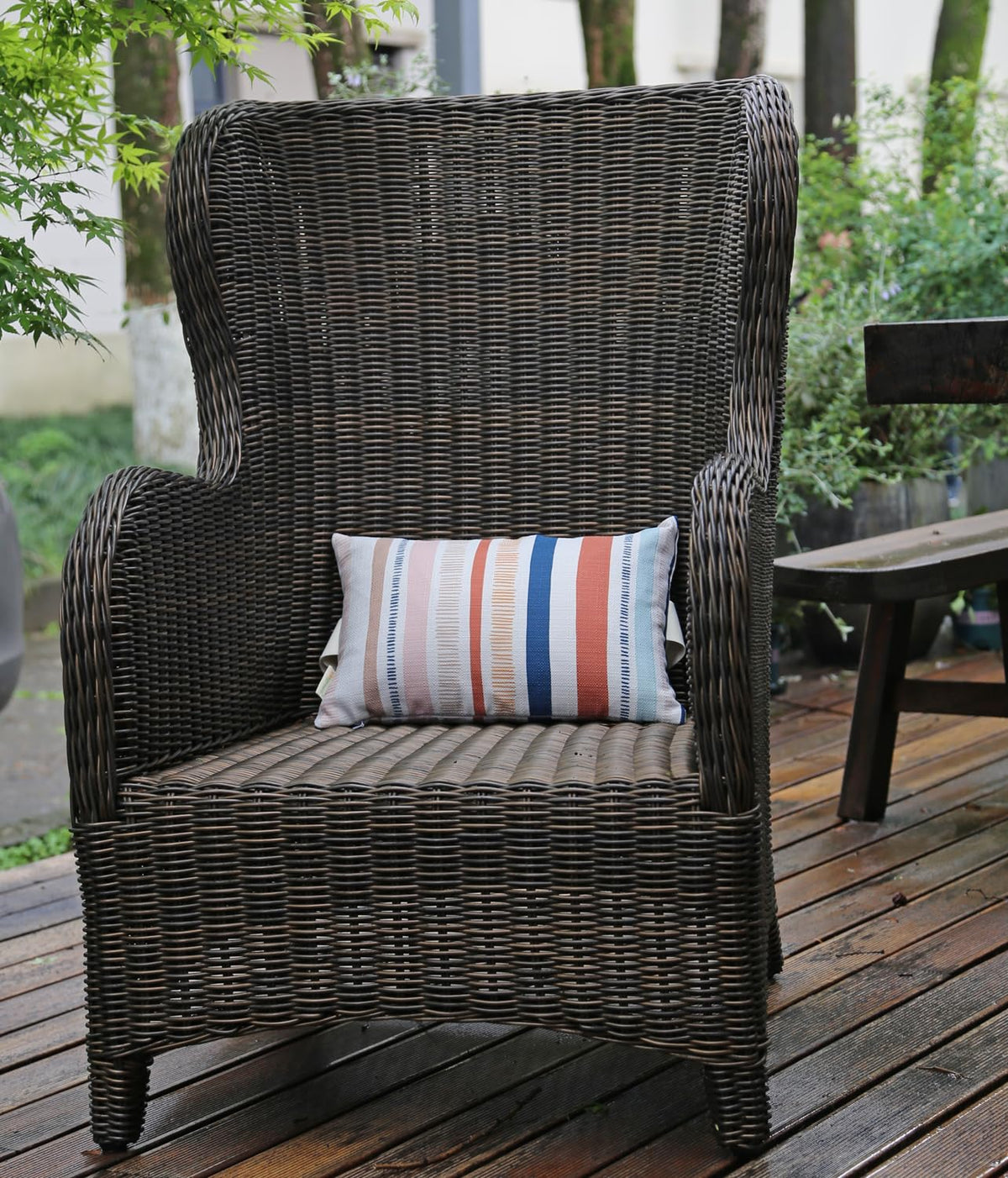 vmgreen pillow with waterproof cover resists spills for outdoor use.
