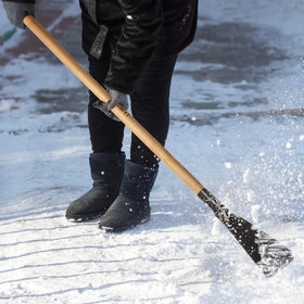 VNIMTI Ice Chopper ergonomic grip supports secure control in cold conditions.
