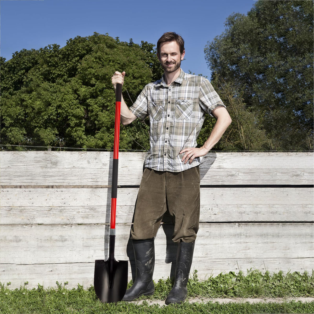 Long-length shovel promotes ergonomic digging and stance