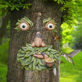 Vomiceak tree face decor with glow eyes enhances garden charm.