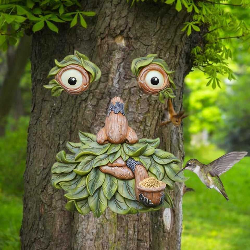Vomiceak tree face decor with glow eyes enhances garden charm.