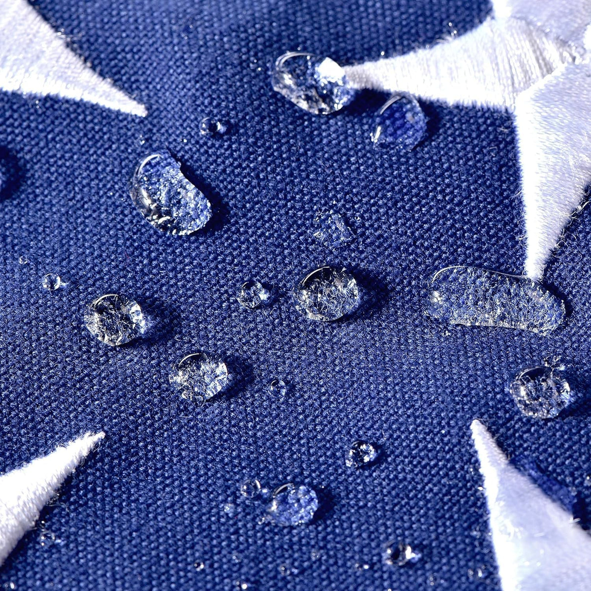 VORENUS double-needle stitching flag provides extra reinforcement for outdoor use.