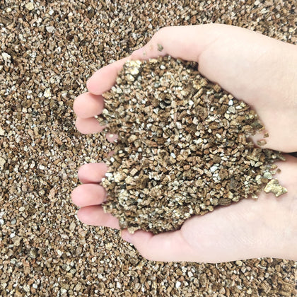 Voulosimi vermiculite 15qt packaging image for easy garden storage and handling.