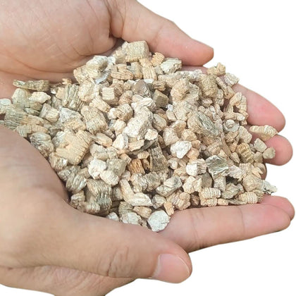 Voulosimi vermiculite granules 25QT for moisture retention and soil aeration.