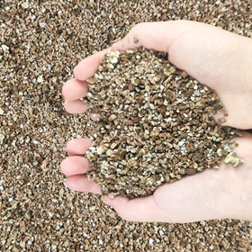 Voulosimi vermiculite granules in packaging improve moisture retention for thriving plants.