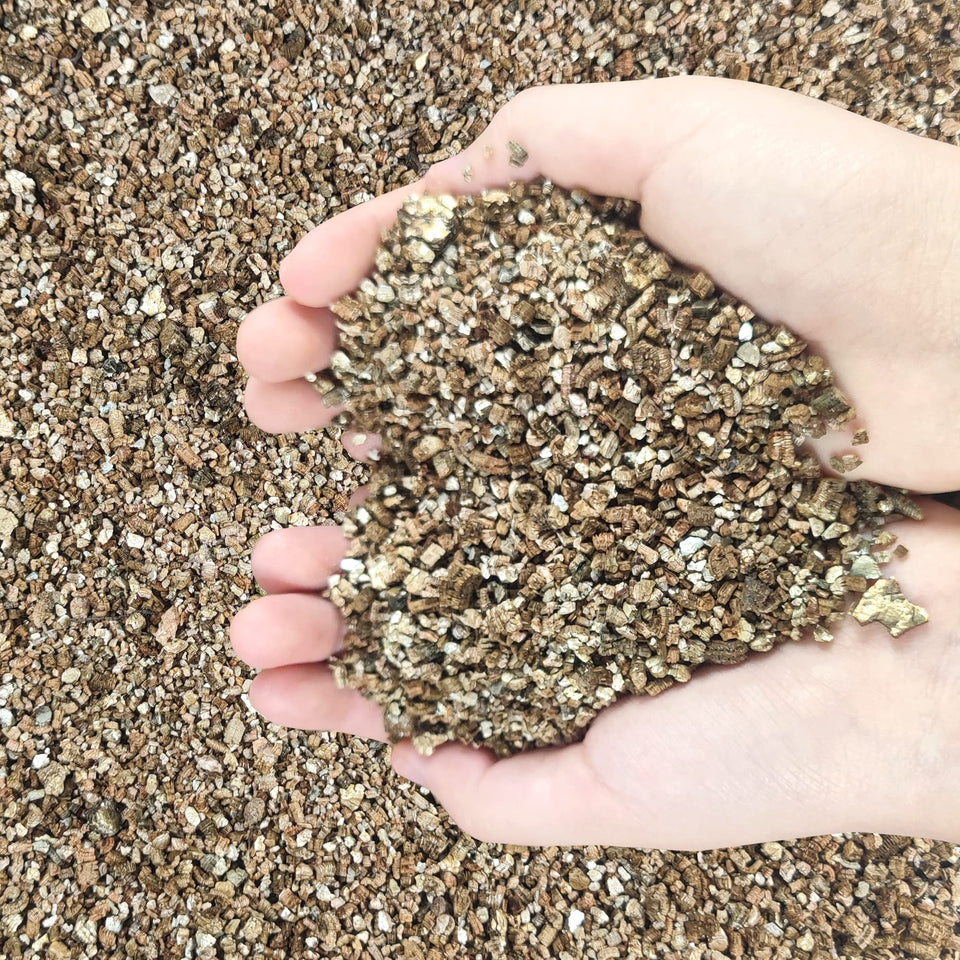 Voulosimi vermiculite granules in packaging improve moisture retention for thriving plants.