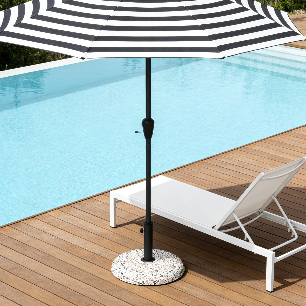 VredHom base demonstrating wind-stability on patio surfaces