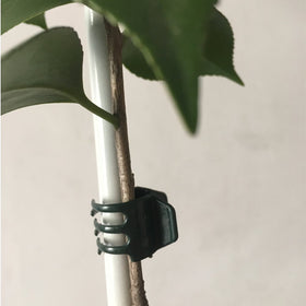 Vtete daisy clip for wreaths or yard light attachments
