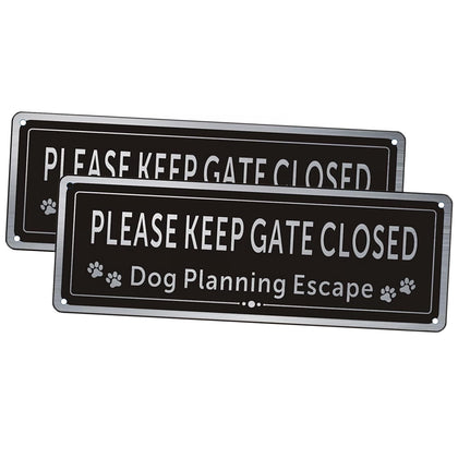 Wanwanzi please close the gate sign front view with clear lettering for quick recognition