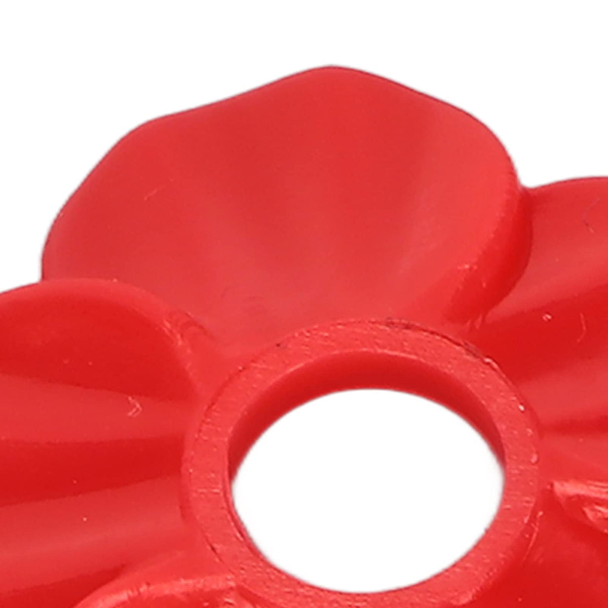 Watris Veiyi realistic-looking flowers improve feeder aesthetics and bird visibility.