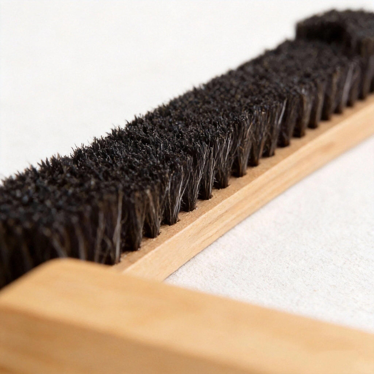 wdcfxy Pool table brush shows ergonomic poplar handle for comfortable use.
