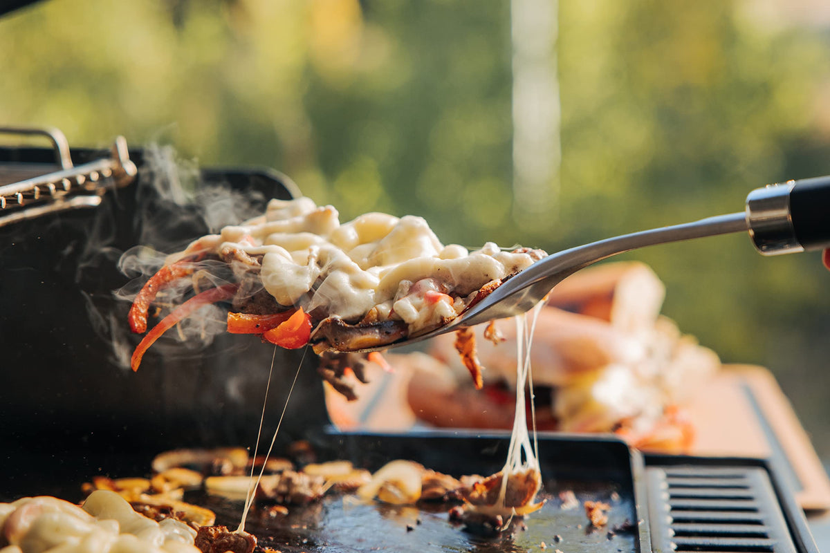 Weber Crafted flat-top rimmed edge keeps oil contained during cooking.
