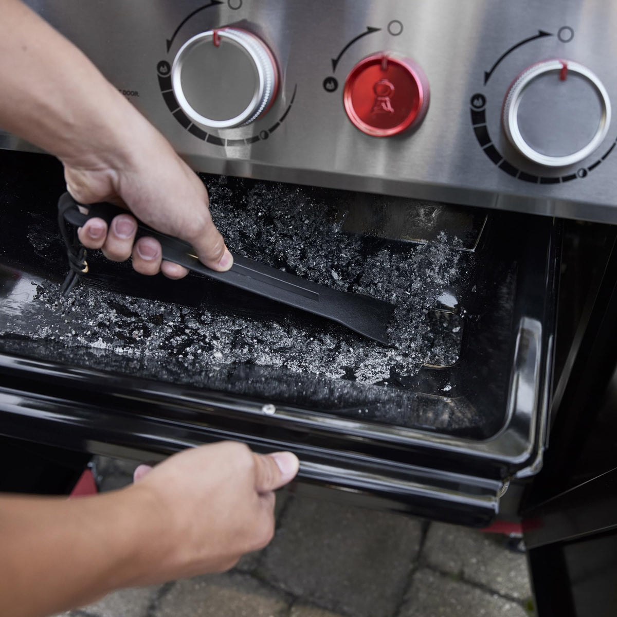 Weber Genesis S-335 extra-large sear zone for multiple steaks and burgers.