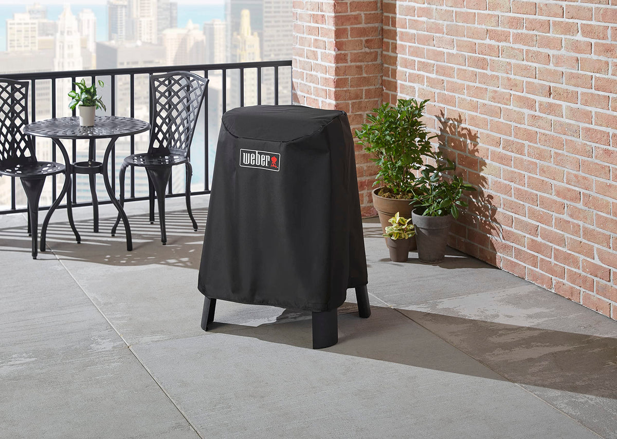 Weber Lumin cover's fade-resistant fabric preserves color over time.