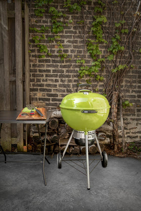 Weber Master-Touch 22-inch lid holder tucked away on the side
