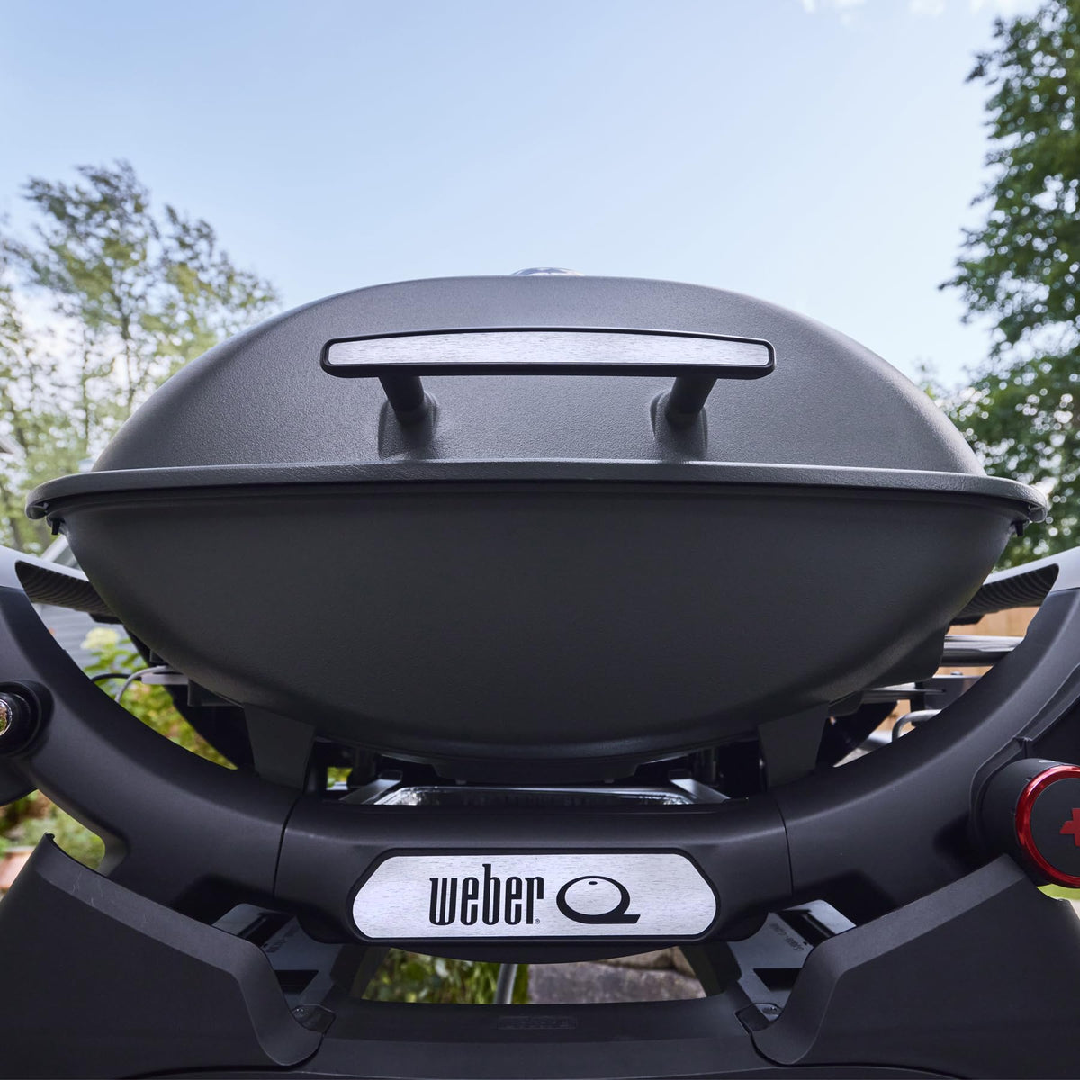 Weber Q 2800N+ porcelain-enameled-grates retain heat for consistent searing