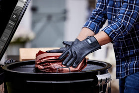 Weber silicone grilling gloves easy to clean with soap and water after grilling