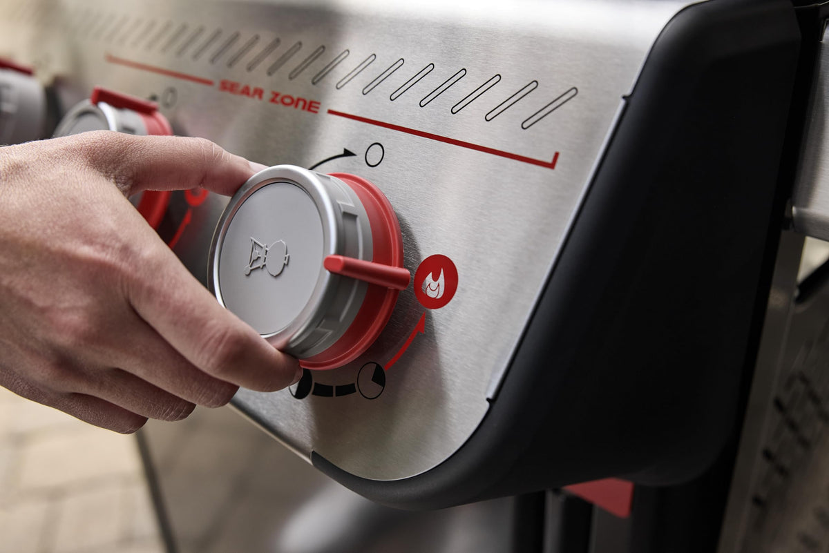 Weber Spirit EP-425 digital thermometer shows temps day and night.