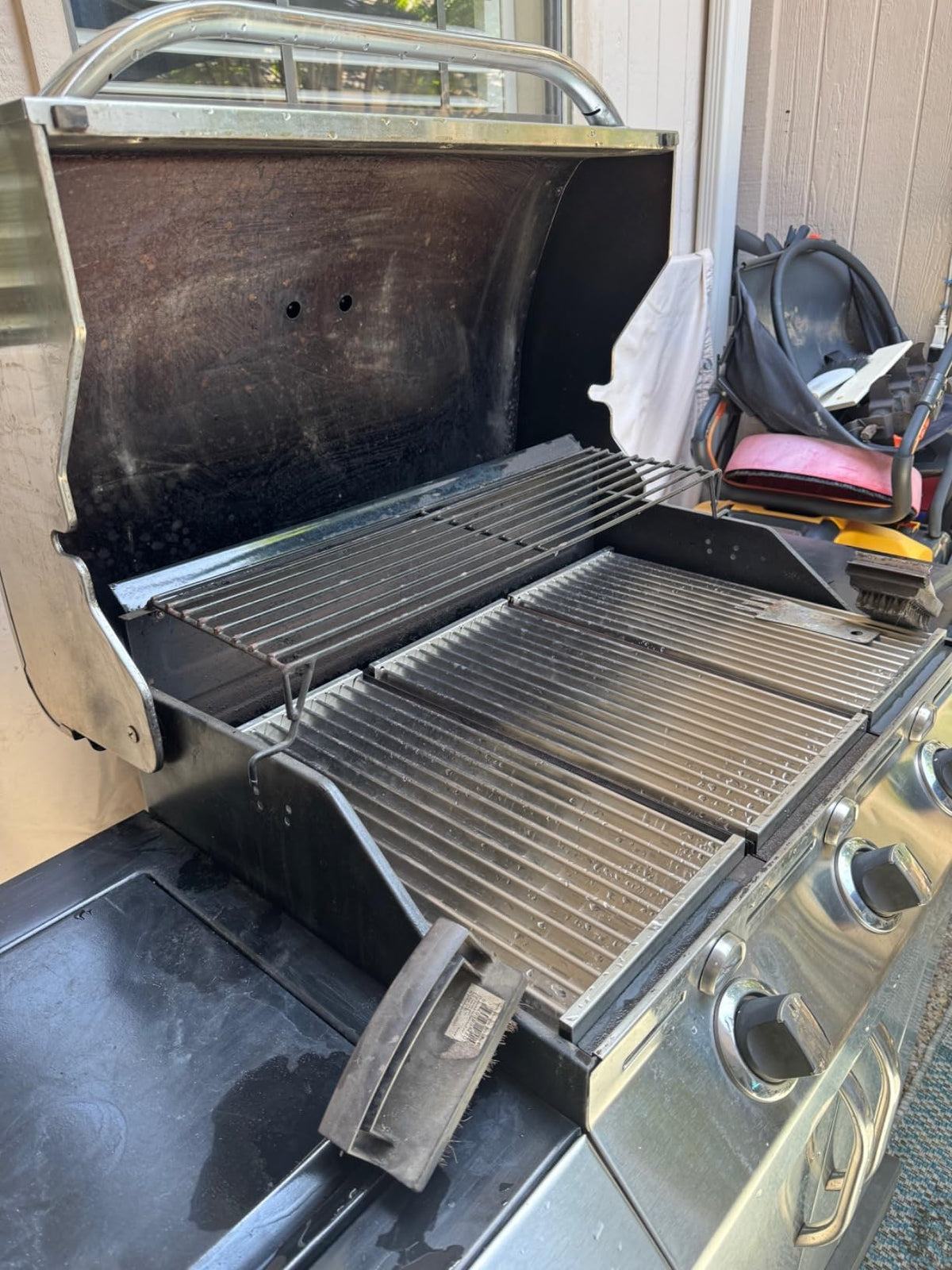 WEBROIL replacement kit includes two emitter plates and two grates.