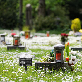 Wesiti double-sided memorial marker to honor grandma from any angle.