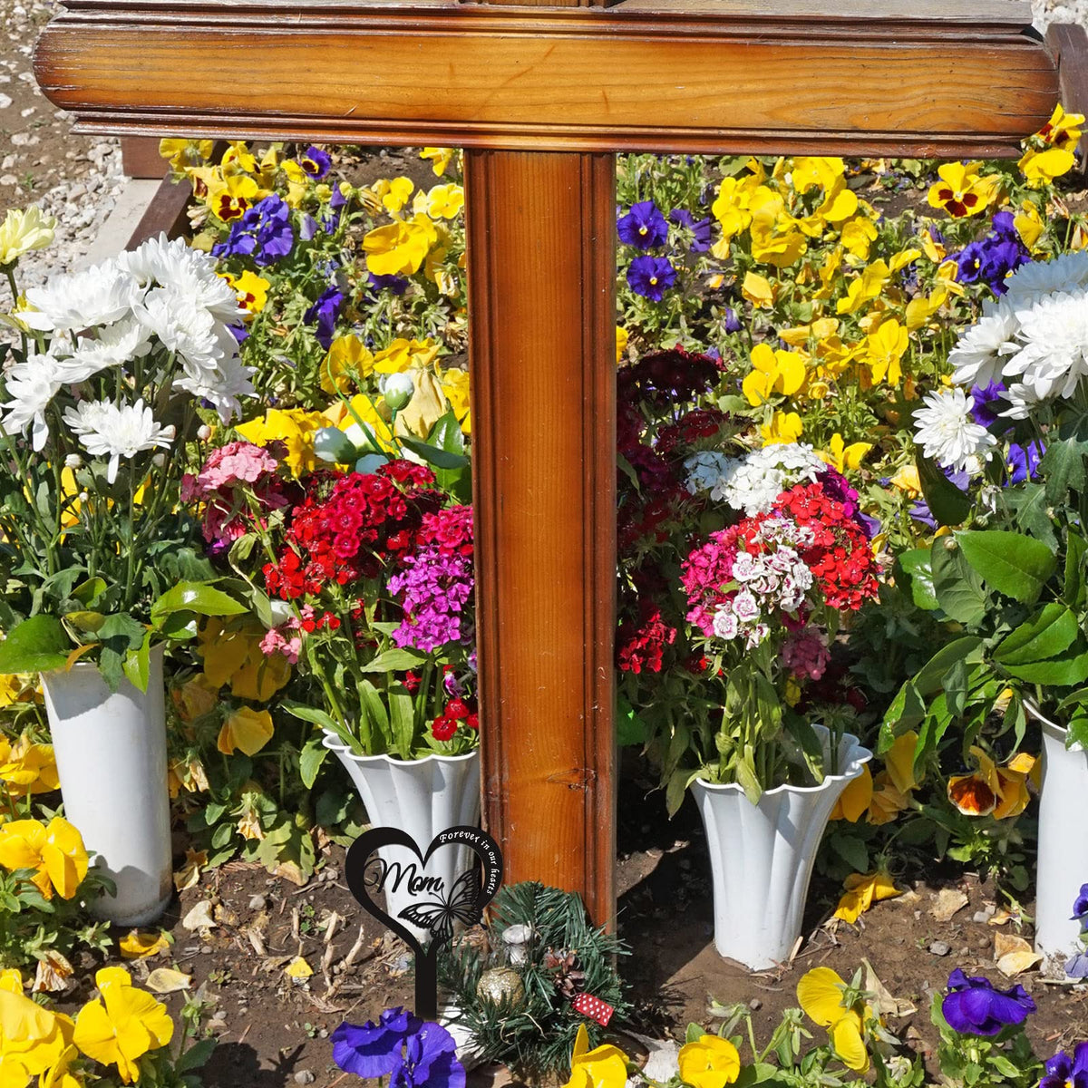 Wesiti engraved text mom forever in our heart visible on plaque.