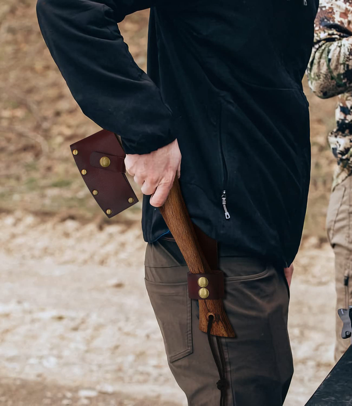 WICING hatchet with balanced weight enabling controlled swings