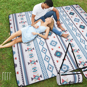 WICKERLAND picnic blanket extra-large waterproof keeps you dry on damp ground.