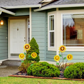 WKHOMEDECO 3D flower trio sways in breeze, creating lively yard art.