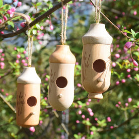 Wodpesur handmade-shaped hummingbird house design adds seasonal charm.