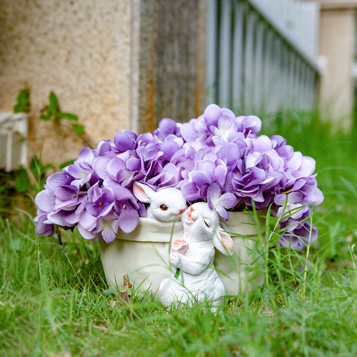 WONDHOME durable resin material provides long-lasting decorative planters.