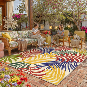 WondRg floral pattern rug adds warmth to patios and balconies.