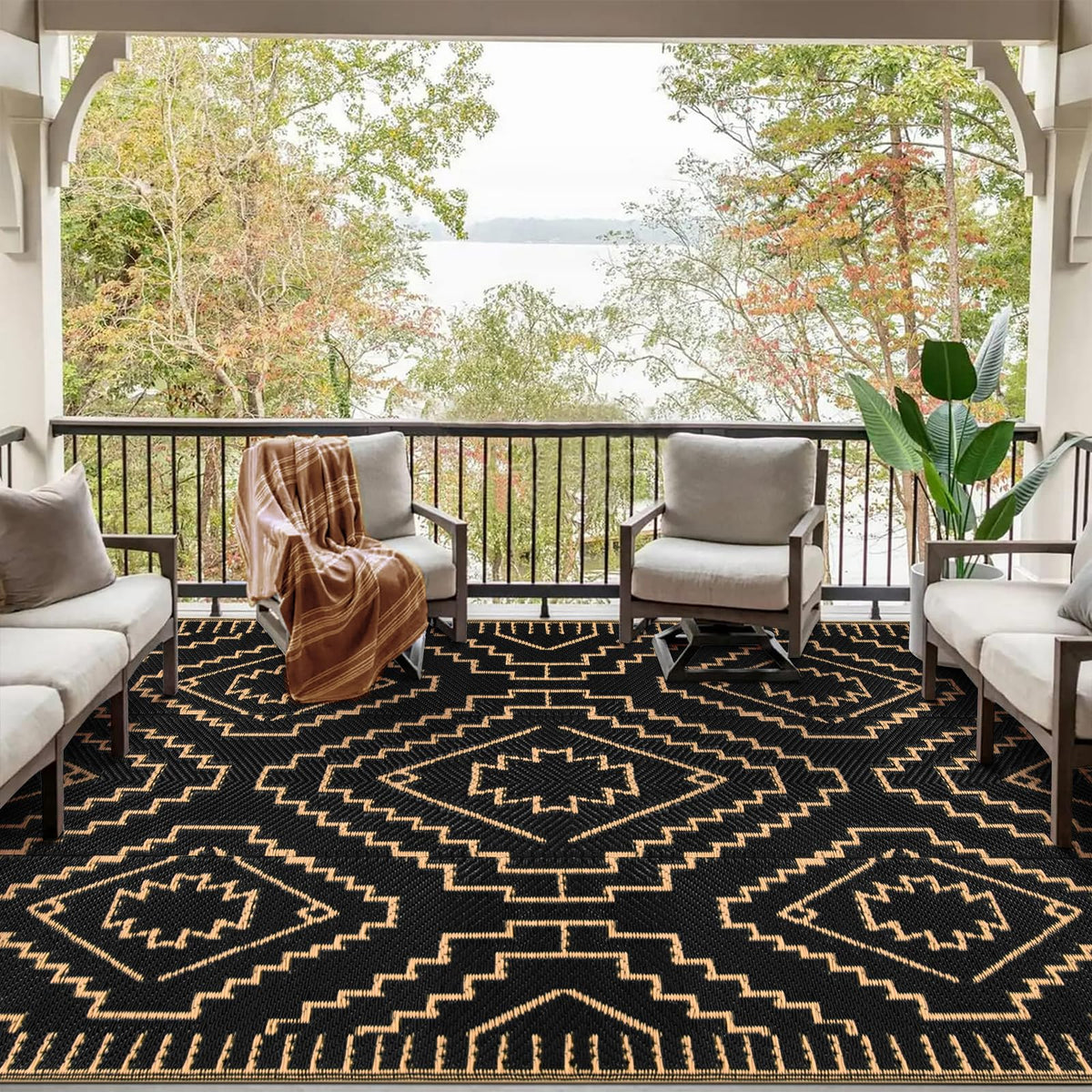 Wonnitar outdoor rug suitable for decks, balconies, lawns, and indoor spaces.